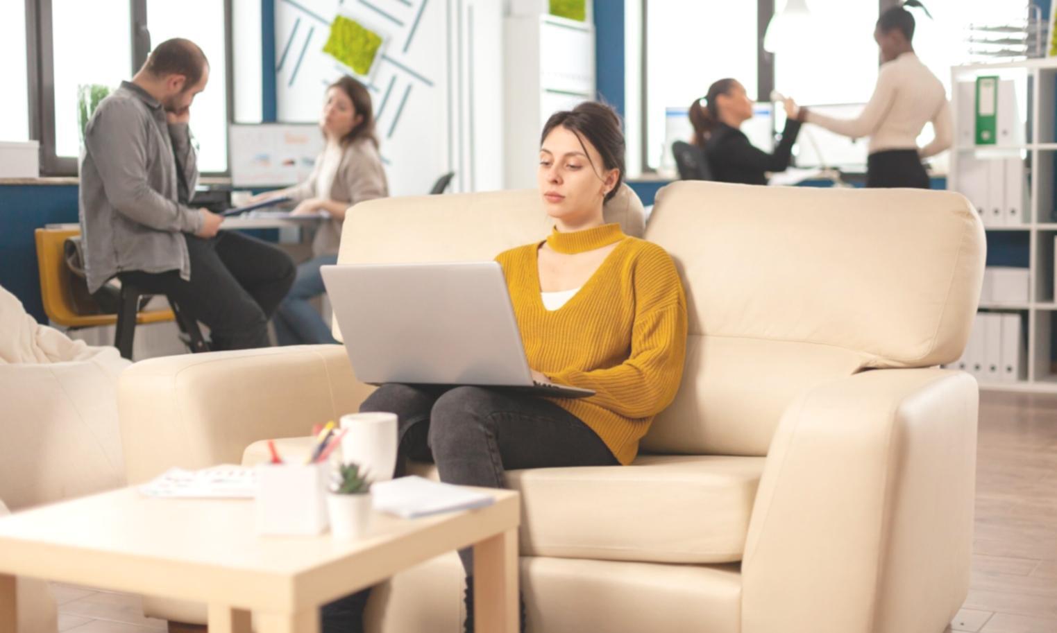 Effective dual-monitor setup for portfolio tracking